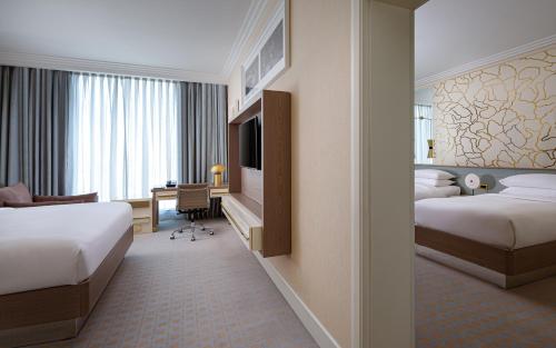 巴库Baku Marriott Hotel Boulevard的酒店客房配有两张床和一张书桌