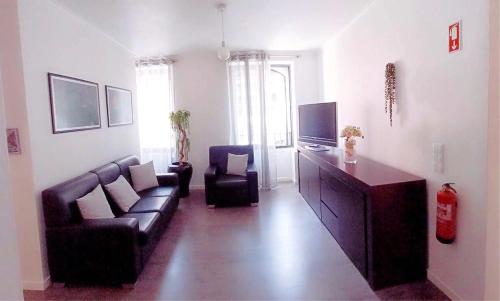 里韦拉布拉瓦Angela`s Loft的带沙发和电视的客厅