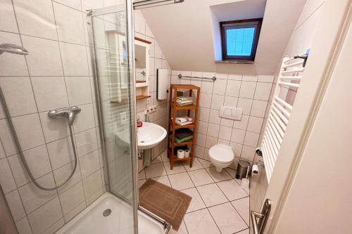 科隆Nüssenberger Hof Apartments的带淋浴和盥洗盆的浴室