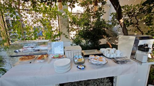 卡波利韦里Hotel Golfo Azzurro的一张桌子,上面放着食物盘