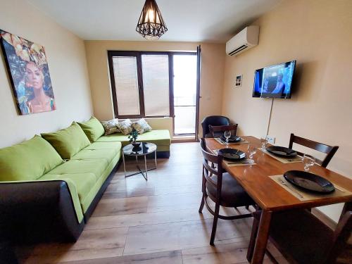 布尔加斯Апартаменти за гости Делукс的客厅配有绿色沙发和桌子