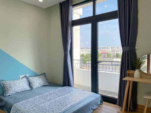 富国Homestay Sài Gòn的一间卧室设有一张床和一个大窗户