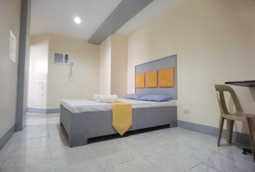 圣巴勃罗Rivoli Hotel的一间卧室配有一张黄色毯子床