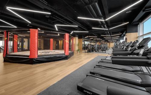 高雄TAI Urban Resort 承亿酒店的健身房,配有一排跑步机和机器