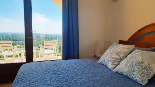 普拉Golf & Sea Residence Is Molas的一间卧室设有一张床和一个大窗户