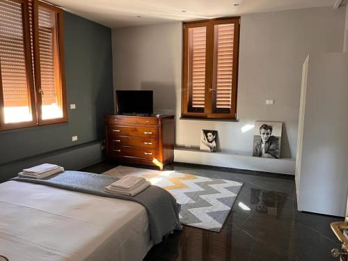 蒙特卡蒂尼泰尔梅Casa Cavour的一间卧室配有一张床、梳妆台和窗户。