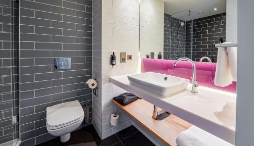 曼海姆Premier Inn Mannheim City Centre的一间带水槽和卫生间的浴室