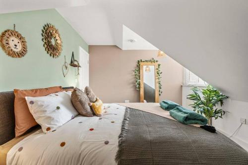 南安普敦Homely/Stylish 1 Bed* 3 Guests的一间卧室配有一张大床和枕头