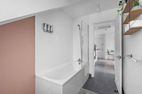 南安普敦Homely/Stylish 1 Bed* 3 Guests的白色的浴室设有浴缸和卫生间。