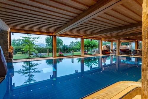 OberorkeHotel Freund - Privathotels Dr Lohbeck的一个带大型天花板和窗户的室内游泳池