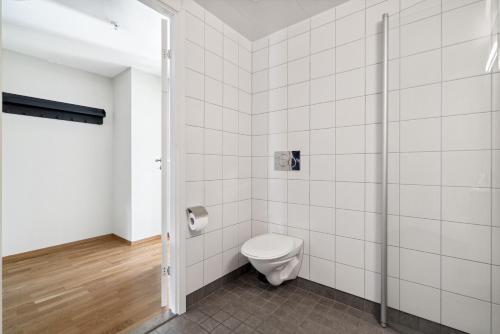 巴杜弗斯Nice apartment close to Bardufoss Hotel - minimum 3 nights的一间带卫生间和淋浴的浴室