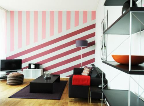 楚格Nest - Baarerstrasse 82的客厅设有红色和白色条纹墙