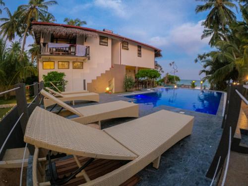 NetolpitiyaBlue Ocean Resort的一座带游泳池和度假村的别墅