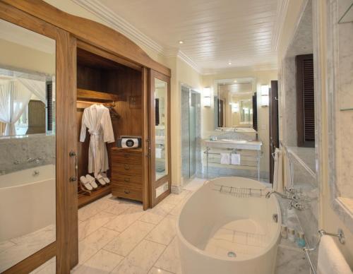 内罗毕内罗毕海明威酒店的带浴缸和盥洗盆的大浴室