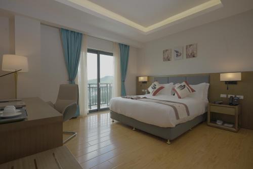 亚的斯亚贝巴Stay Easy Plus Hotel的酒店客房设有一张大床和一个阳台。