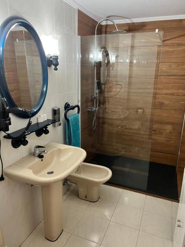 阿霍Sole的浴室配有盥洗盆和带镜子的淋浴