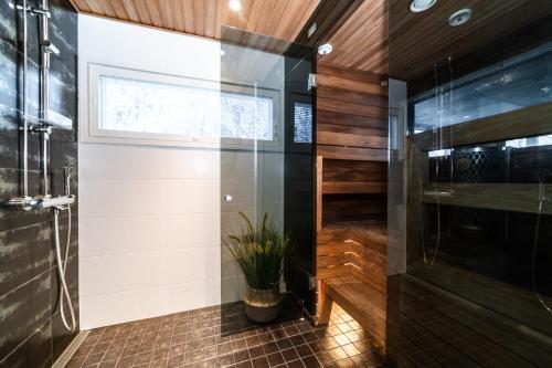 库萨莫Rukan Rinnemaa B的带淋浴的浴室和玻璃门