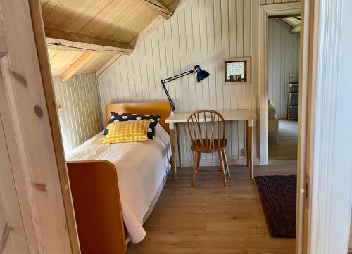 波多Calm surroundings with hiking trails near Bodø and Saltstraumen的一间卧室配有一张床和一张书桌