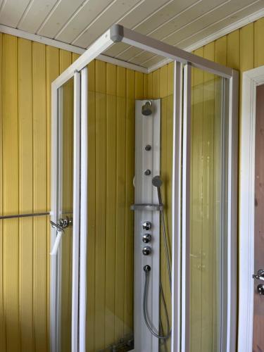 波多Calm surroundings with hiking trails near Bodø and Saltstraumen的浴室设有黄色墙壁和淋浴。