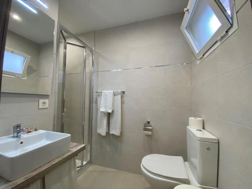 马贝拉皮拉丽卡酒店的一间带水槽、卫生间和淋浴的浴室
