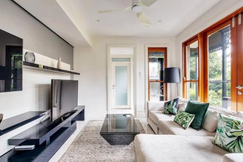 悉尼Refined Paddington Corner Terrace with Parking的带沙发和电视的客厅
