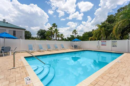 莱克兰莱克兰戴斯酒店的一个带椅子和围栏的大型游泳池
