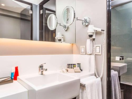 利马Novotel Lima San Isidro的白色的浴室设有水槽和镜子