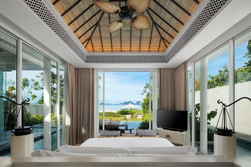 塔可克海滩Banyan Tree Krabi - SHA Extra Plus的一间卧室配有一张床和吊扇