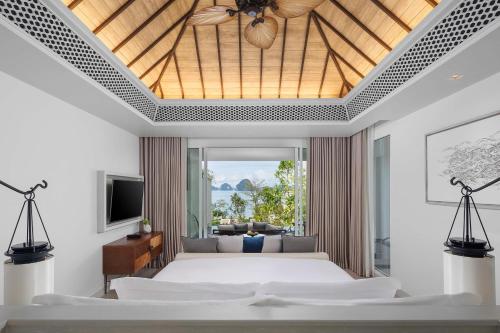 塔可克海滩Banyan Tree Krabi - SHA Extra Plus的一间带大床的卧室和一间客厅