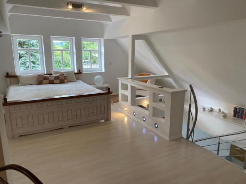 巴特索登-阿伦多夫PARADISE GARDEN的一间卧室设有一张床和一些窗户。