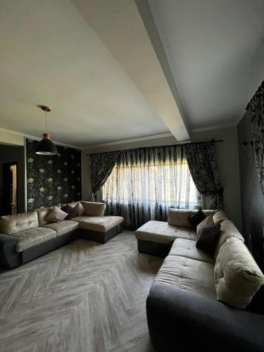 MineriCasa moderna in Mineri的带沙发和窗户的大型客厅