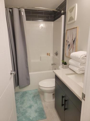 卡尔加里2-Bedroom Guest Suite的浴室配有卫生间、盥洗盆和淋浴。
