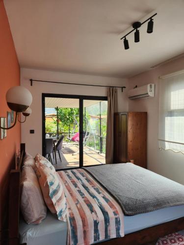 KumlucaADRASAN TATİL EVLERİ 2的一间卧室设有一张床,享有庭院的景色