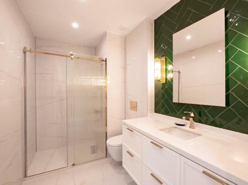 伊斯坦布尔Homie Suites - Newly Built Seaside Apartments on Bakırköy Shore的带淋浴、盥洗盆和卫生间的浴室