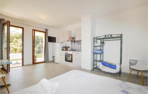皮亚纳Awesome Apartment In Piana With Wifi的客厅设有白色墙壁的厨房