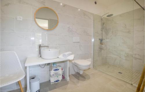 皮亚纳Awesome Apartment In Piana With Wifi的浴室配有卫生间、盥洗盆和淋浴。