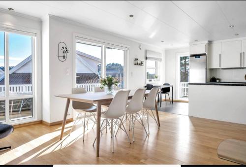 克里斯蒂安桑Nydelig hus med utsikt的厨房以及带桌椅的用餐室。