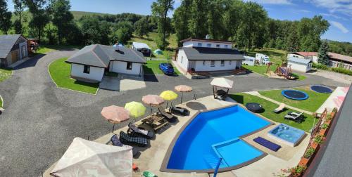 弗尔赫拉比Family Bungalows & Camp的享有房子和游泳池的空中景致
