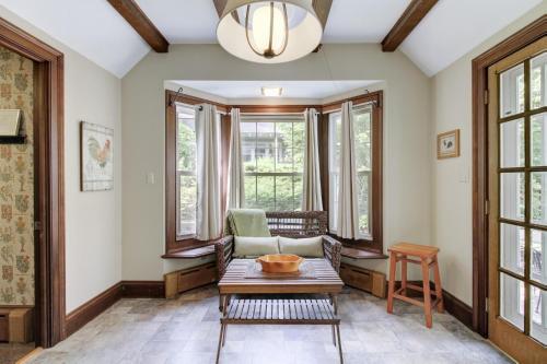温泉城Bunny Hill Cottage的客厅配有桌椅和窗户。
