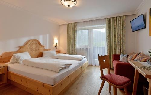 格英松比希尔膳食公寓酒店的一间卧室配有一张床、一张书桌和一个窗户。