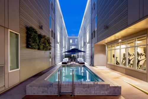 新奥尔良新奥尔良法国区希尔顿惠庭套房酒店的一座建筑物中央的游泳池