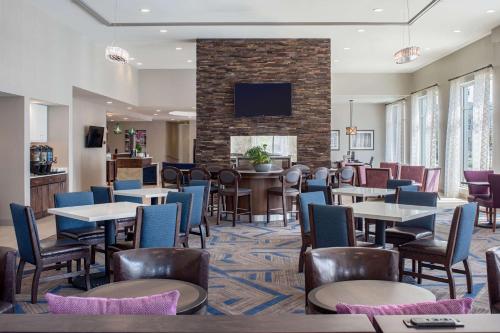 新奥尔良新奥尔良法国区希尔顿惠庭套房酒店的一间带桌椅和壁炉的餐厅