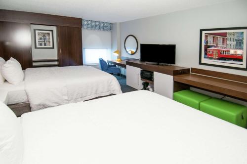 梅泰里梅泰里汉普顿酒店的酒店客房设有两张床和一台平面电视。
