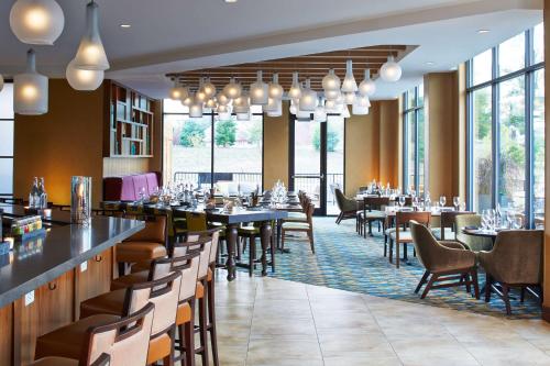马尔伯勒波士顿/马尔伯勒希尔顿花园酒店的餐厅设有桌椅和窗户。