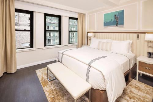 纽约Hilton Club The Quin New York的卧室设有白色大床和窗户。