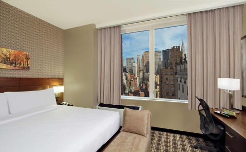 纽约纽约/中城公园大道希尔顿花园酒店的酒店客房设有一张床和一个大窗户