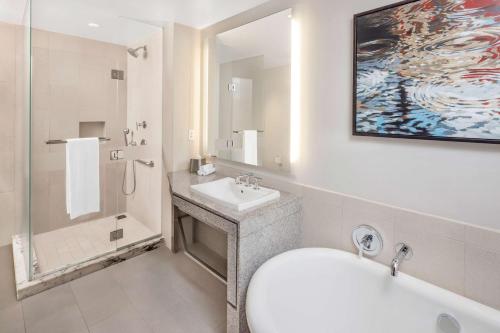 纽约Hilton Club West 57th Street New York的浴室配有盥洗盆、卫生间和浴缸。