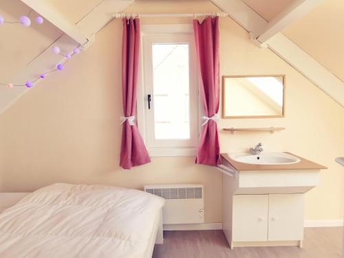德哈恩Izzy's Rainbow House的一间卧室配有床、水槽和窗户