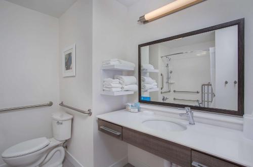 温森斯Hampton Inn Vincennes的一间带水槽、卫生间和镜子的浴室