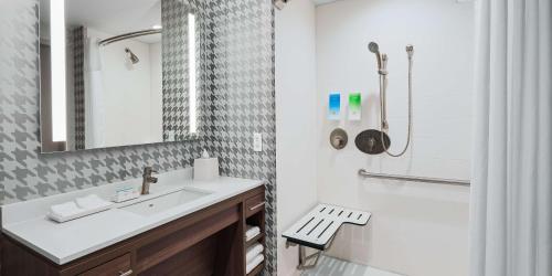 大洋城Home2 Suites by Hilton Ocean City Bayside的一间带水槽和淋浴的浴室